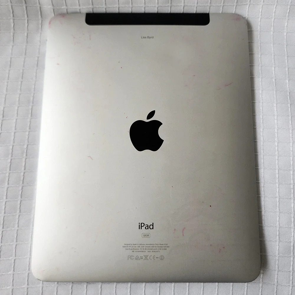 Apple iPad 1st Gen 32gb Silver A1337 WiFi 3g powers on Locked see Description‎